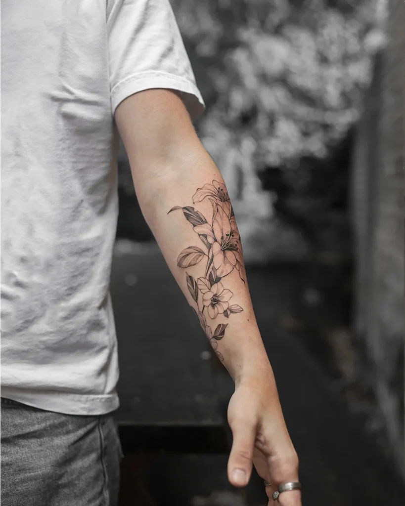 sierlijke fine line bloemen tattoo op onderam man