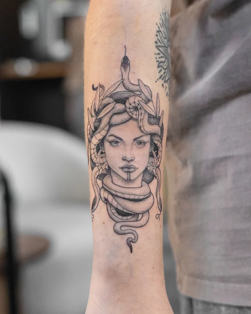 medusa tattoo met slang en portret onderarm vrouw