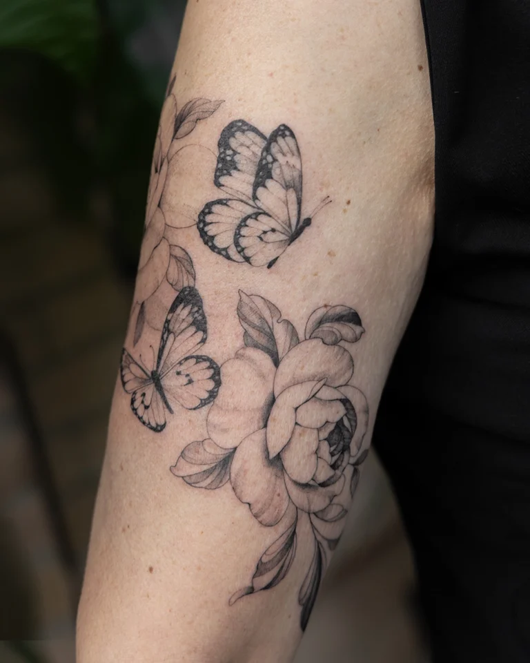 fine-line-bloem-tattoo-vlinder