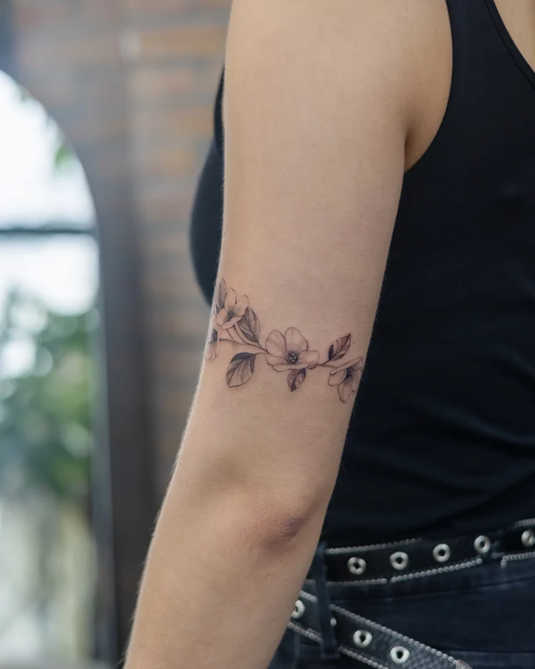 fine-line-bloemen-band-tattoo