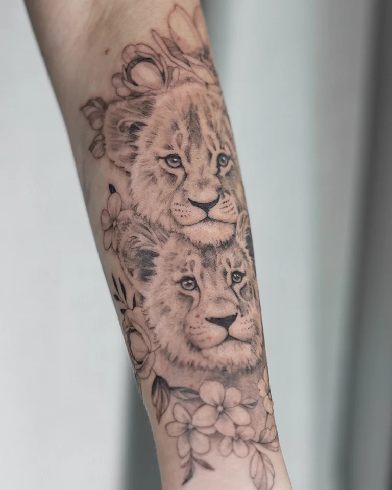 welp-leeuw-fine-line-tattoo-bloemen
