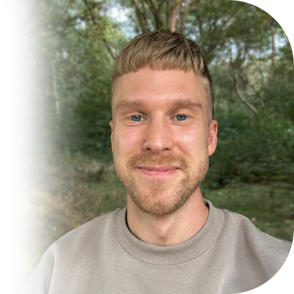 Tattoo artiest Cas Bakker op de foto gezet in een bosrijke omgeving.