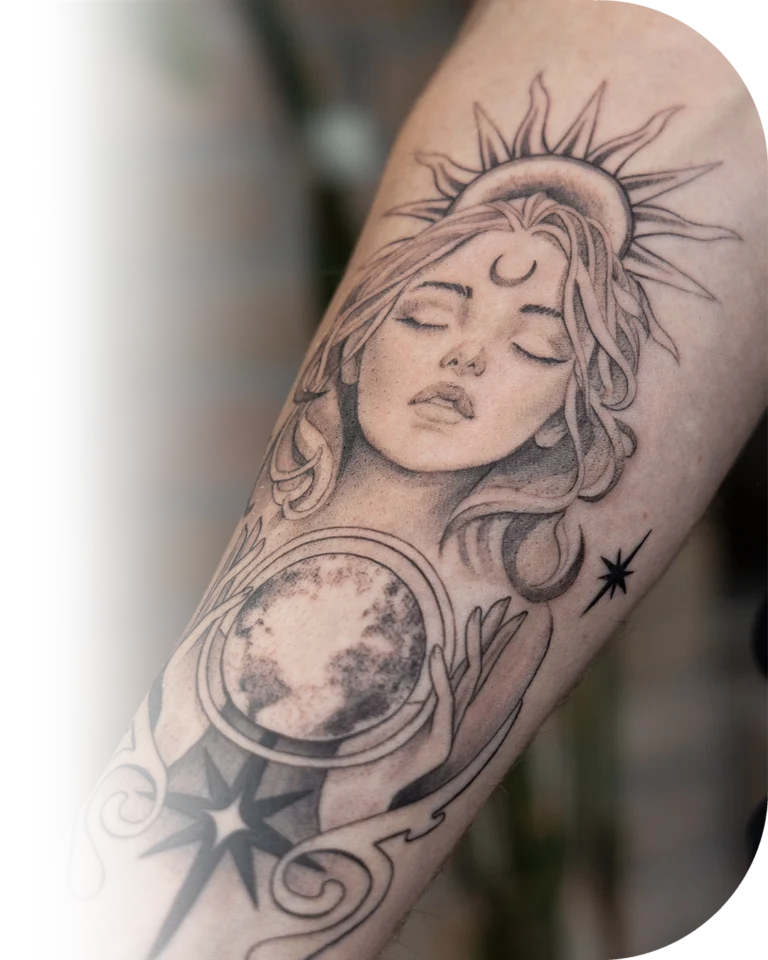portret-spirituele-tattoo-planeet-onderarm-man