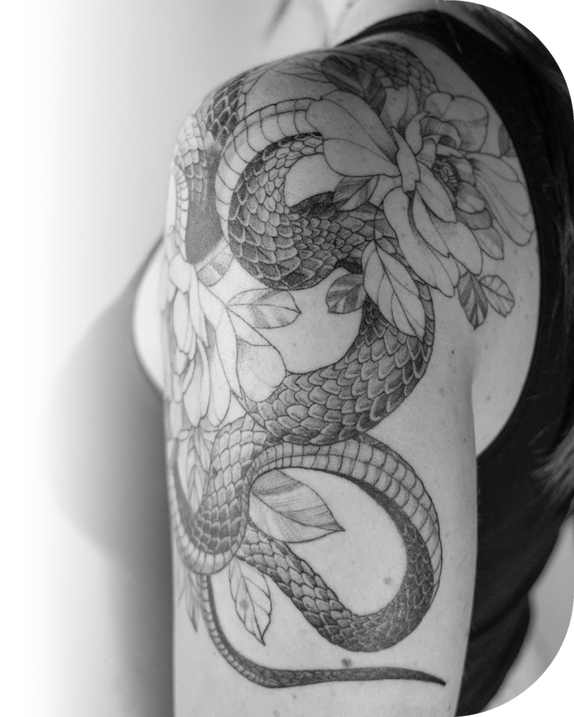 Een slang tatoeage gemaakt met de Fine Line tattoo stijl