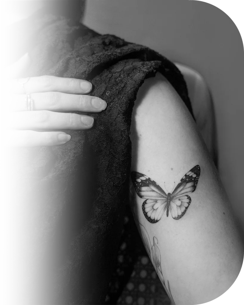 Een vlinder tatoeage gemaakt met de Fine Line tattoo stijl op de bicep
