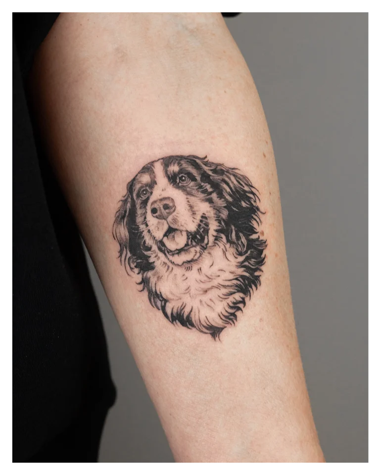 Een hond tatoeage gemaakt met de Fine Line tattoo stijl