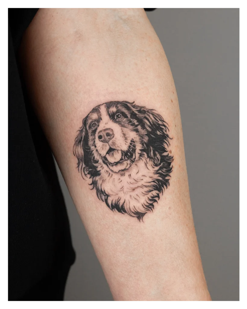 Een hond tatoeage gemaakt met de Fine Line tattoo stijl