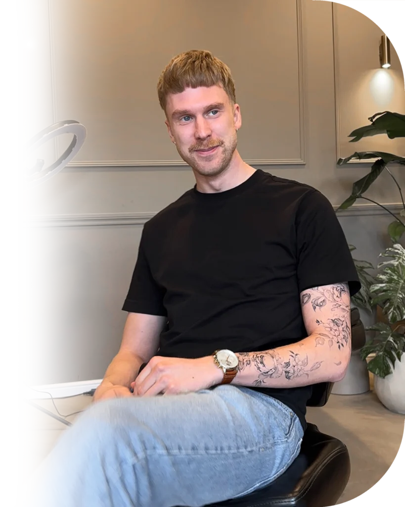 Cas Bakker tattoo op een kruk in de tattoostudio van Daydream tattoo