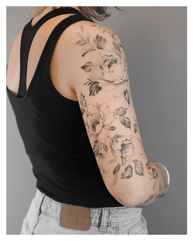 fine-line-bloemen-sleeve-vrouw