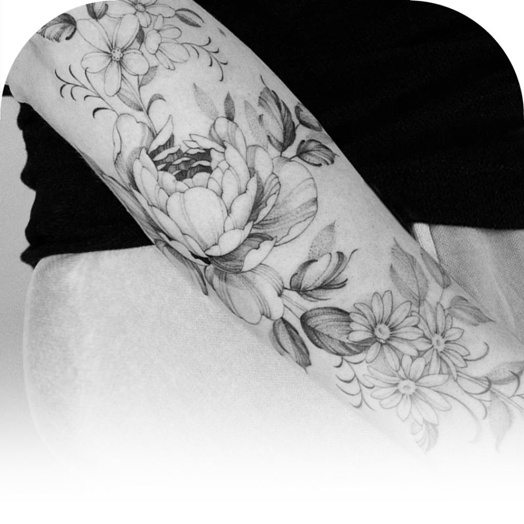 Een pioenroos bloem tatoeage gemaakt met de Fine Line tattoo stijl