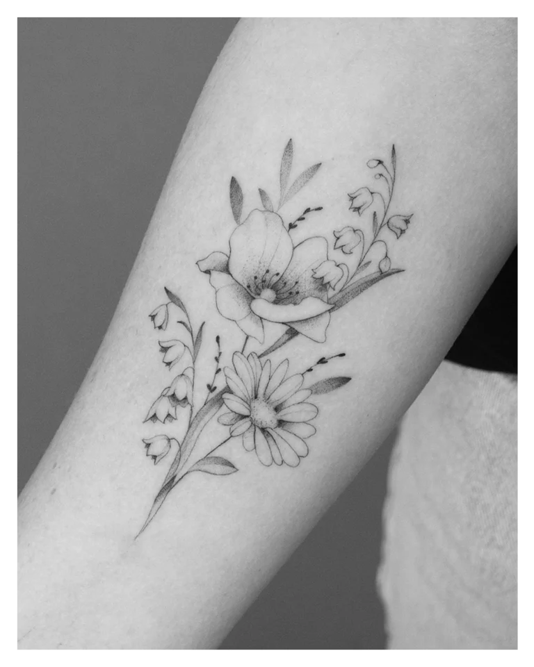 fine-line-geboortebloem-boeket-tattoo