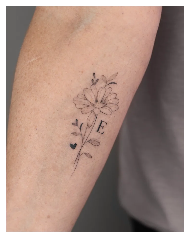 Een geboortebloem tatoeage gemaakt met de Fine Line tattoo stijl