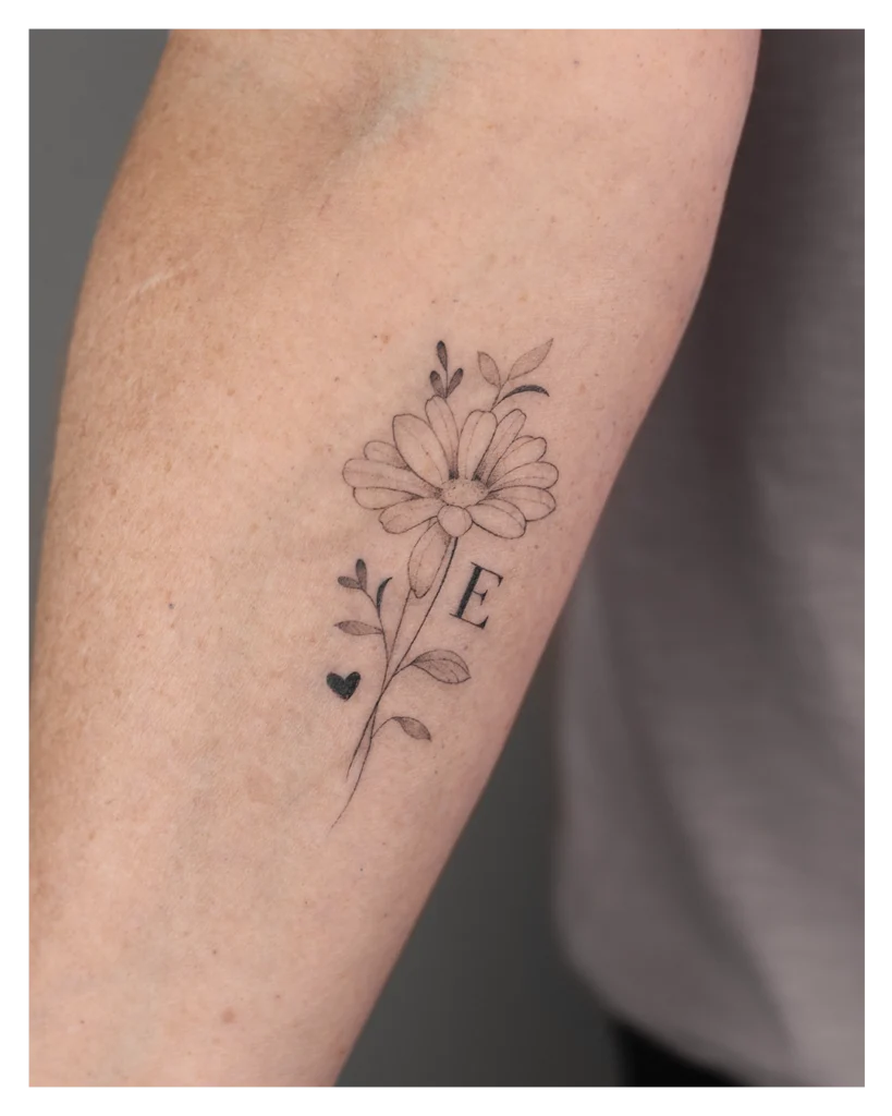 Een geboortebloem tatoeage gemaakt met de Fine Line tattoo stijl