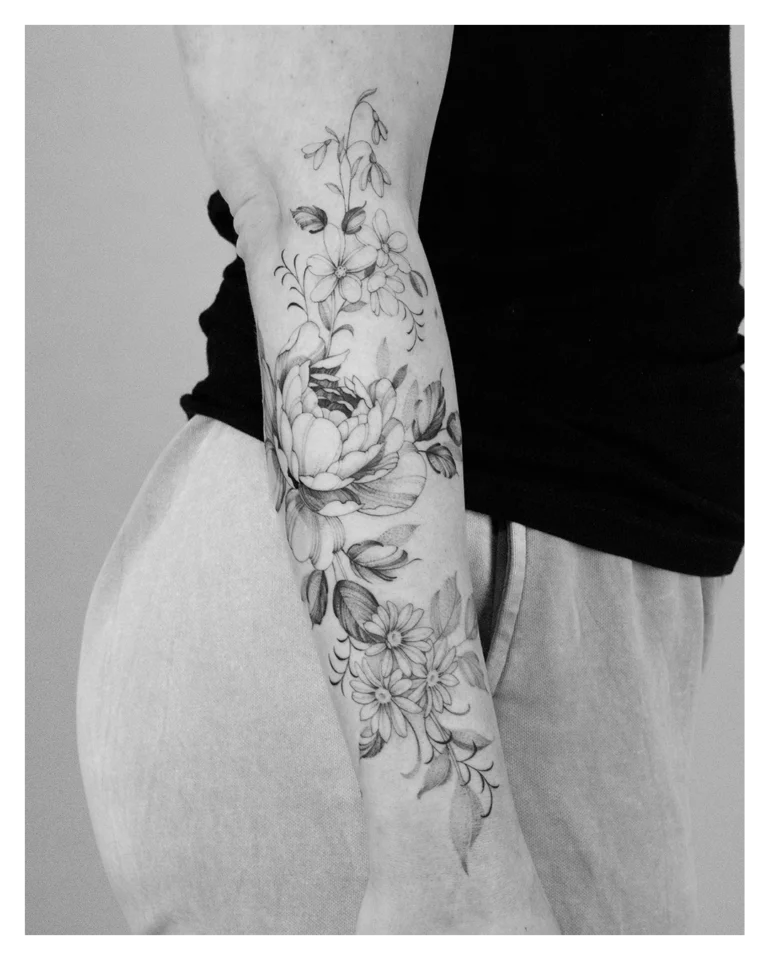 Een pioenroos tatoeage gemaakt met de Fine Line tattoo stijl