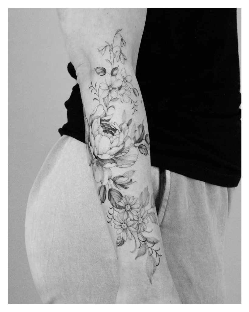 Een pioenroos tatoeage gemaakt met de Fine Line tattoo stijl