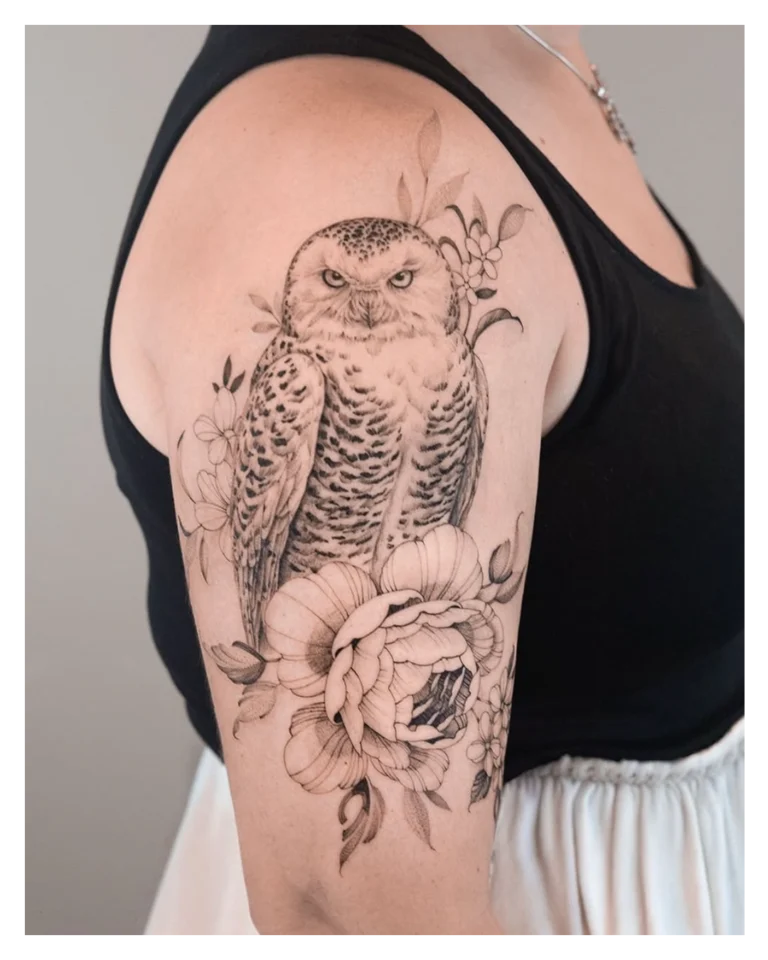 fine-line-uil-tattoo-bloemen